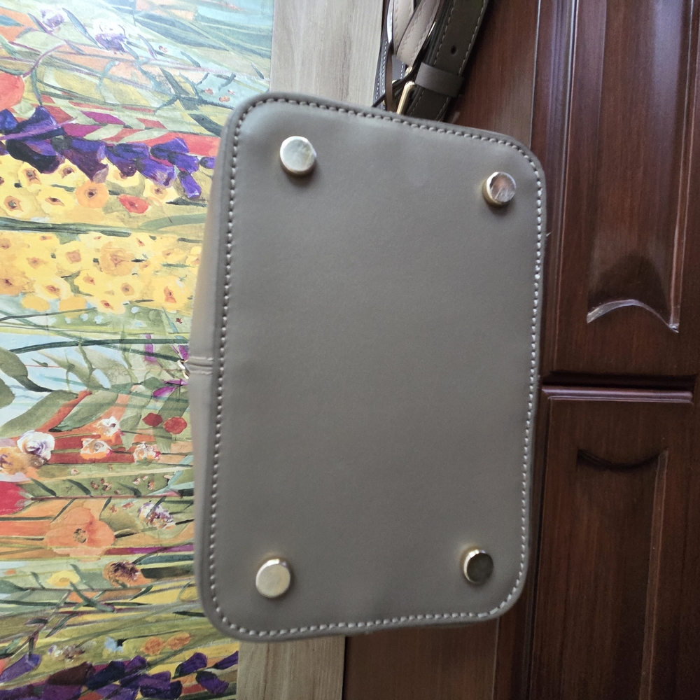 Elegant Gray Bucket Bag with Card Holder - Picture 3 of 3
